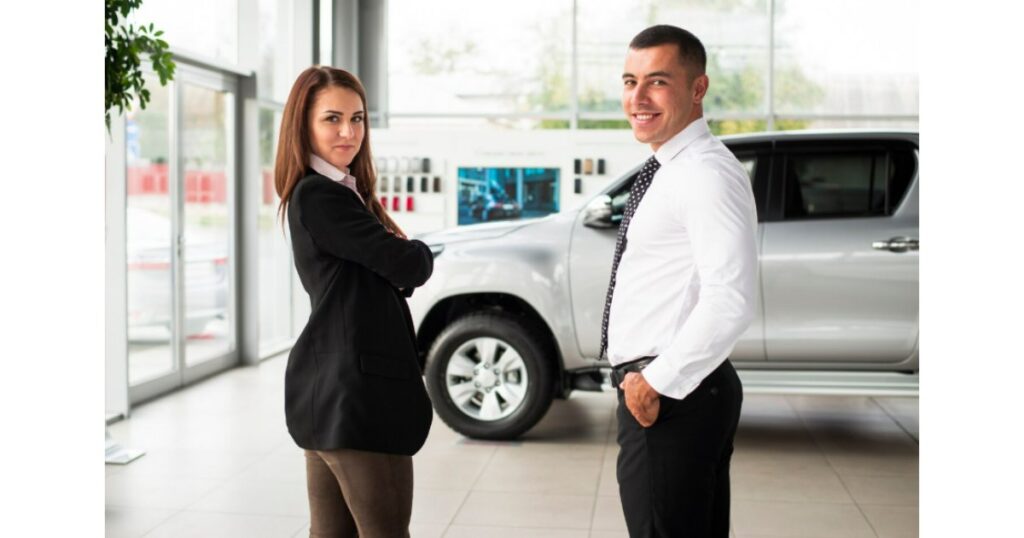 Asesor y ejecutiva de Total Fleet frente a pickup doble cabina, ofreciendo soluciones de renting de flota para empresas en Costa Rica