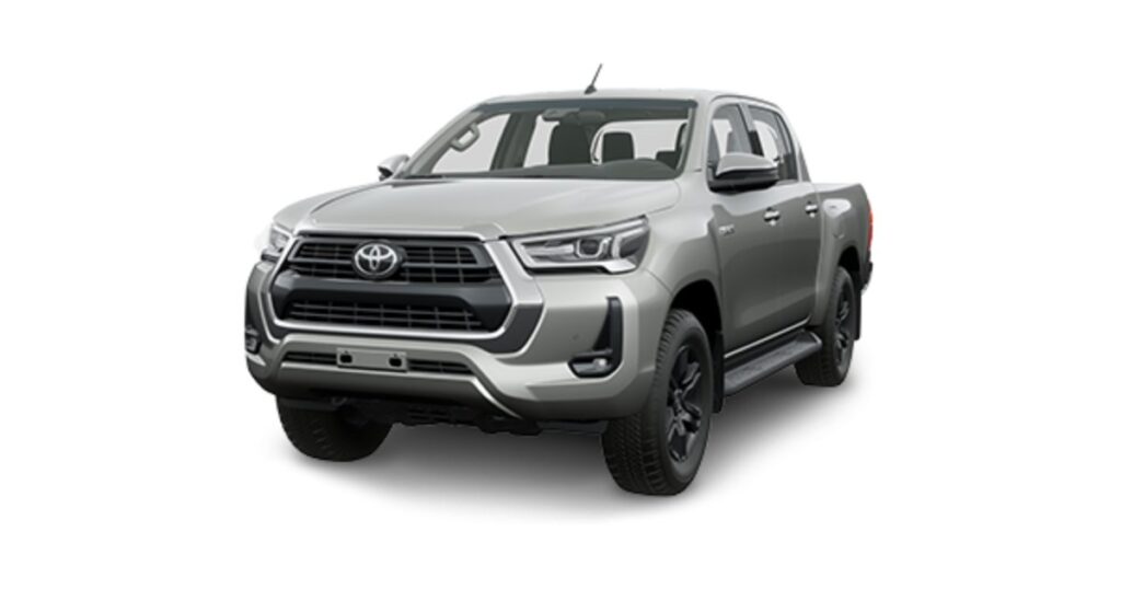Toyota Hilux gris plateada doble cabina diésel, pickup disponible en renting de flota para terrenos difíciles en Costa Rica