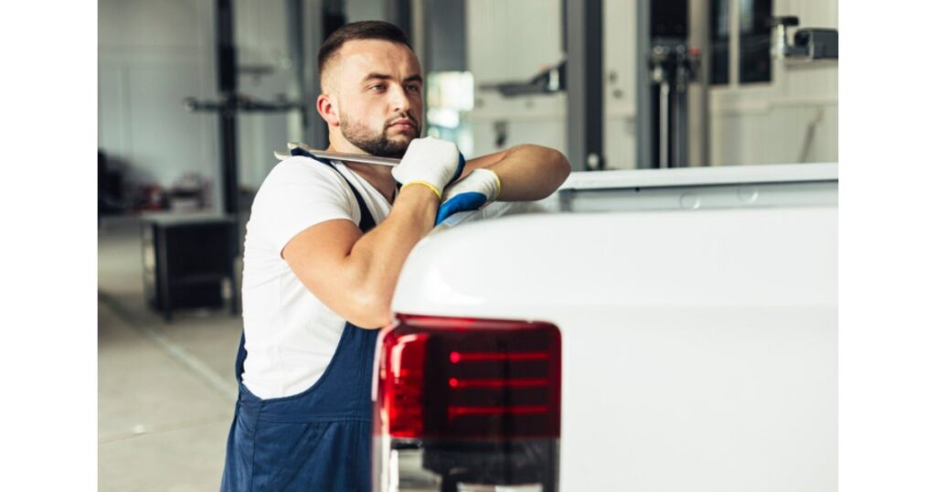 Mecánico de Total Fleet realizando mantenimiento preventivo en pickup blanca incluida en contrato de renting empresarial en Costa Rica