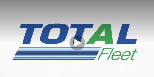Logotipo de la empresa Total Fleet con tipografía azul y verde sobre líneas horizontales y un icono de reproducción de video.