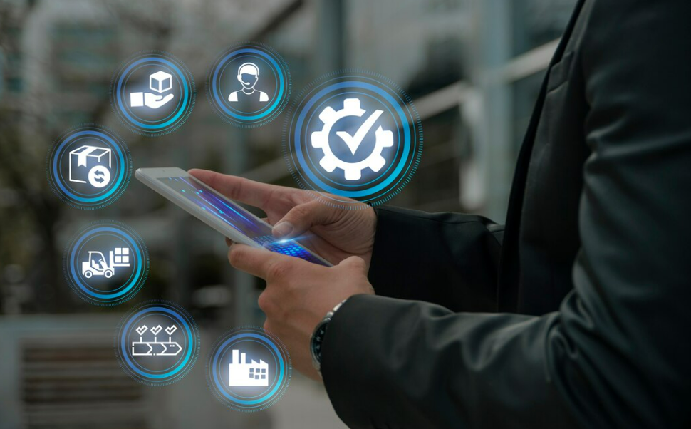 Profesional usando un dispositivo móvil con iconos digitales de gestión de flotas, logística, mantenimiento e integración ERP
