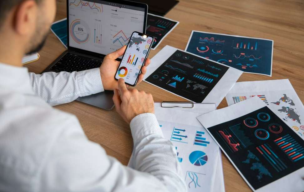 Computadora mostrando un panel ERP de gestión de flotas con analítica de negocio y datos operativos