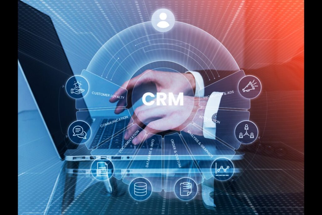 Laptop con holograma de CRM y elementos de gestión de clientes