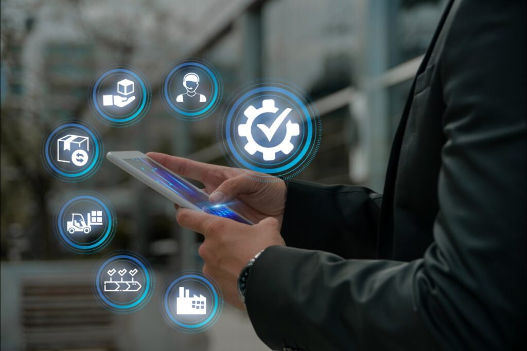 Empresario usando tablet con iconos de control de calidad y procesos logísticos