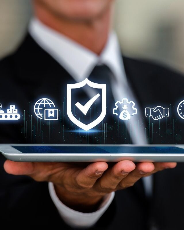 Persona mostrando tablet con hologramas de seguridad y operaciones empresariales
