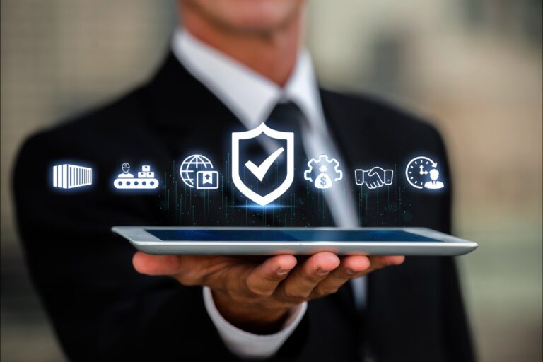 Persona mostrando tablet con hologramas de seguridad y operaciones empresariales