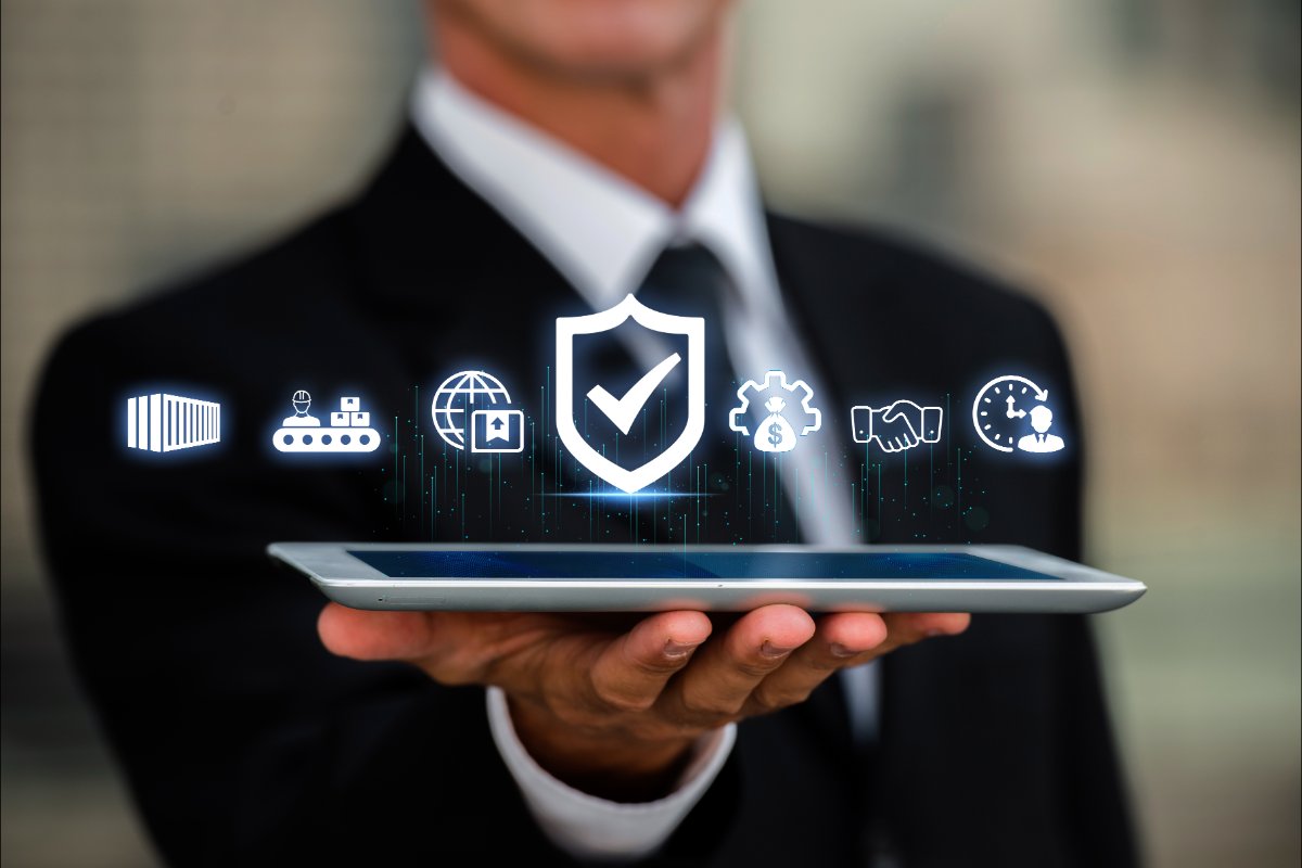 Persona mostrando tablet con hologramas de seguridad y operaciones empresariales