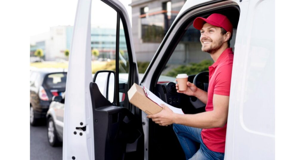 Conductor de reparto sonriente en furgoneta blanca de empresa, representando la continuidad operativa que garantiza el vehículo sustituto en el renting de Total Fleet Costa Rica