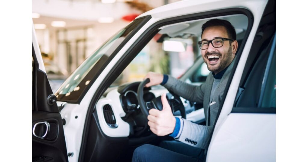 Empresario satisfecho dando pulgar arriba dentro de vehículo de empresa en renting, reflejo de la tranquilidad operativa que ofrece Total Fleet Costa Rica en la gestión de siniestros