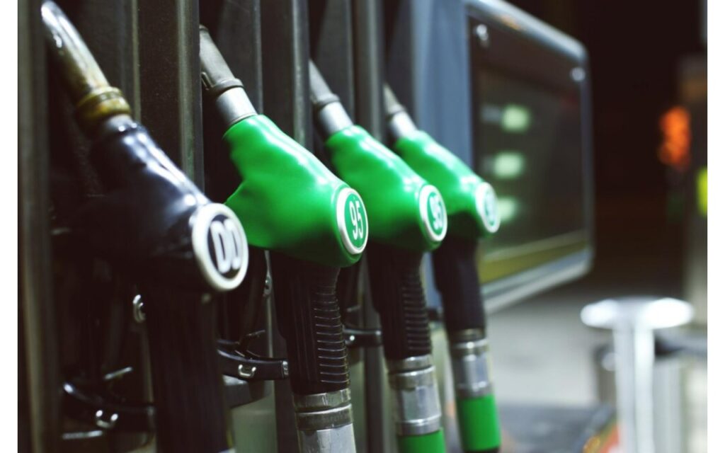 Boquillas de surtidor de diésel y gasolina en una estación de servicio